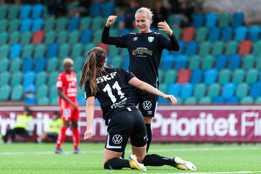 Göteborgs Filippa Curmark jublar med Pauline Hammarlund
