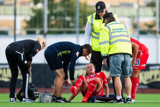 Linköpings Olga Adela Ahtinen får hjälp
