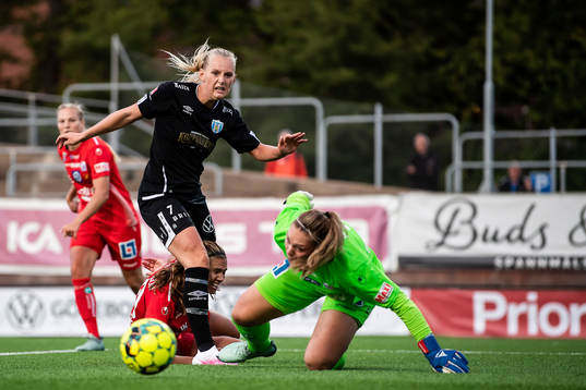 Göteborgs Stina Blackstenius och Linköpings målvakt