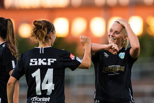 Göteborgs Natalia Kuikka och Stina Blackstenius jublar