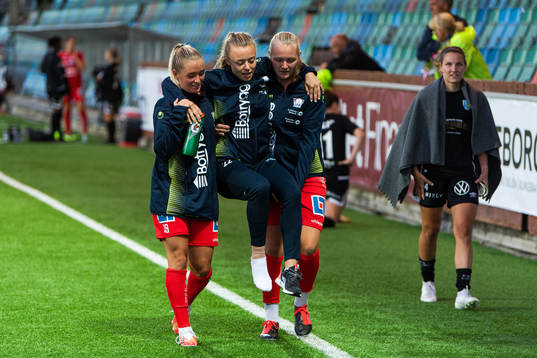 Linköpings Olga Adela Ahtinen får hjälp av plan