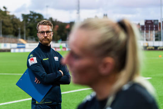 Linköpings tränare Olof Unogård ser Göteborgs Stina