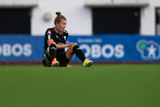 Göteborgs Emma Berglund har ont