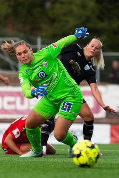 Linköpings målvakt Matilda Haglund och Göteborgs Stina
