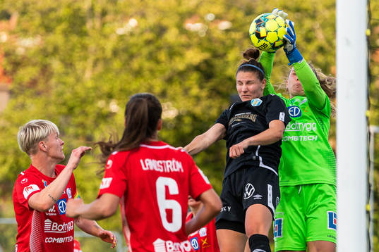 Göteborgs Natalia Kuikka och Linköpings målvakt Matilda