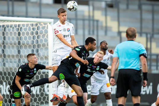 Örgrytes Arvid Brorsson nickar undan bollen