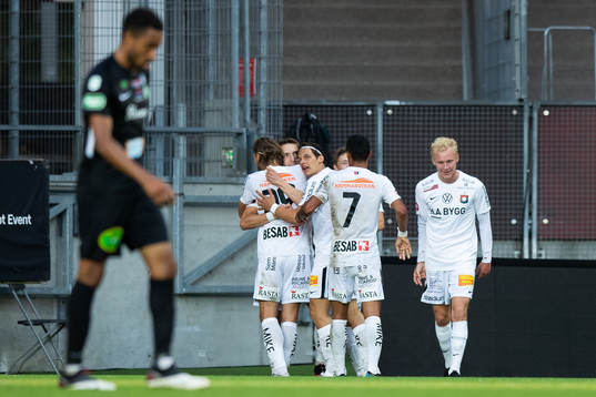 Örgrytes Lukas Browning Lagerfeldt jublar med lagkamrater