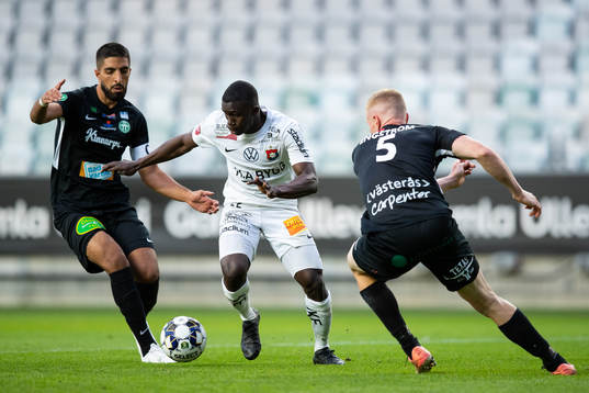 Örgrytes Bubacarr Jobe mellan Västerås Sean Sabetkar och