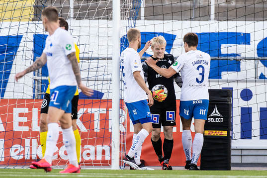 IFK Norrköpings målvakt Isak Pettersson jublar med Filip