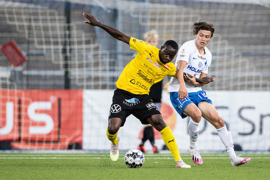 Mjällbys Moses Ogbu och IFK Norrköpings Simon Thern