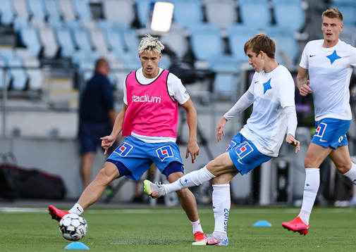 IFK Norrköpings Pontus Almqvist värmer upp