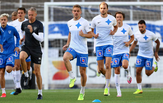 IFK Norrköpings spelare värmer upp med fystränare Niklas