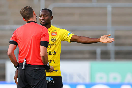 Mjällbys Moses Ogbu reagerar på domare Andreas Ekberg