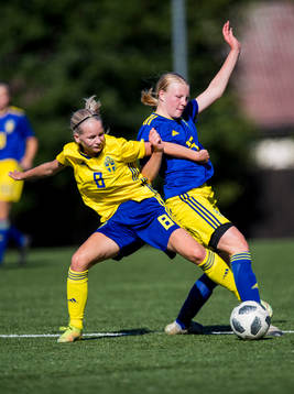 Klara Fagerström i kamp om bollen med Moa Lindström