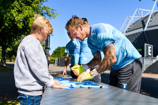 Målvakt Johan Dahlin skriver autografer