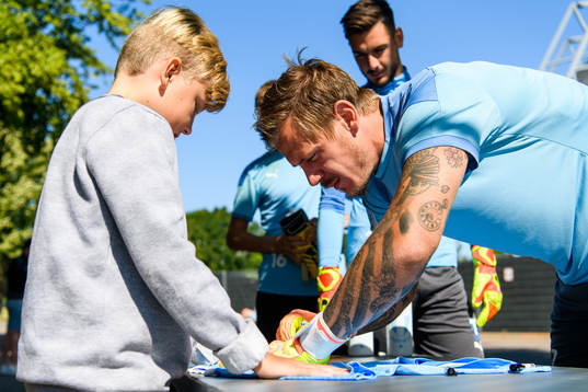 Målvakt Johan Dahlin skriver autografer