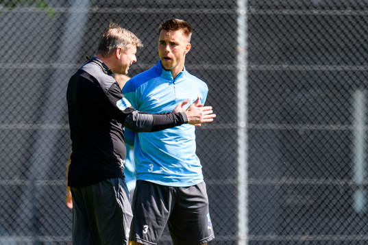 Tränare Jon Dahl Tomasson i samtal med Jonas Knudsen