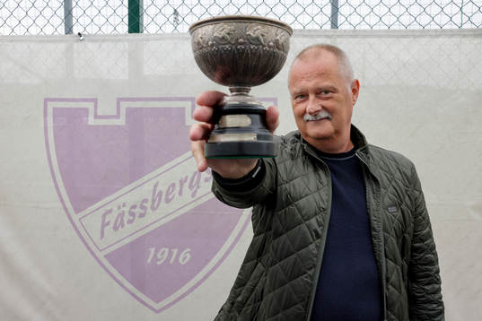 Mats Milsta Fässbergs IF håller upp SM-gulds pokalen i