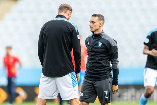 Malmö FFs Ola Toivonen i samtal med ansvarig fystränare