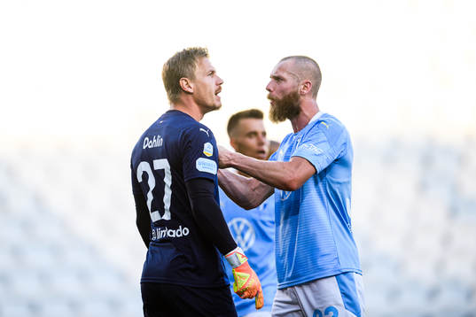 Malmö FFs målvakt Johan Dahlin och Jo Inge Berget reagerar