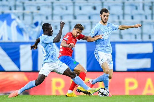 Helsingborgs Assad Al Hamlawi i en kamp mot Malmö FFs