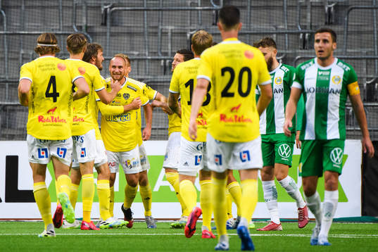 Falkenbergs spelare jublar med Anton Wede