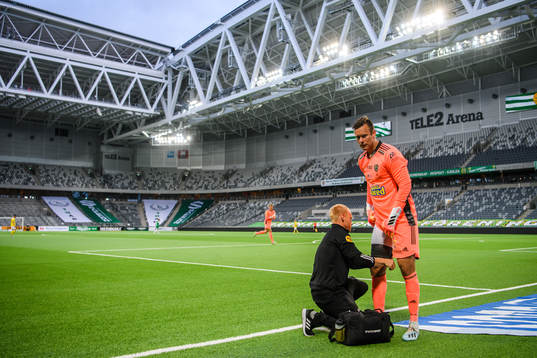 Falkenbergs målvakt Viktor Noring får vård