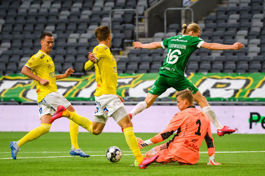 Hammarbys Gustav Ludwigson oroar framför Falkenbergs