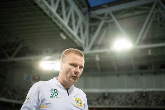 Hammarbys tränare Stefan Billborn deltar i en