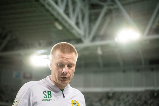 Hammarbys tränare Stefan Billborn deltar i en