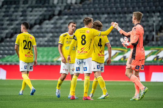 Falkenbergs Tobias Karlsson och målvakt Johan Brattberg