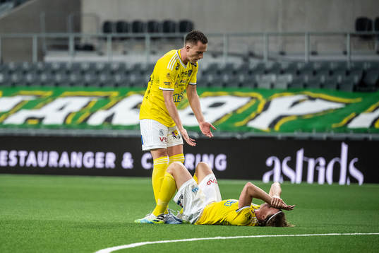 Falkenbergs Sander van Looy hjälper Carl Johansson upp