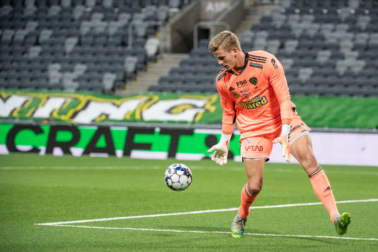 Falkenbergs målvakt Johan Brattberg med en räddning