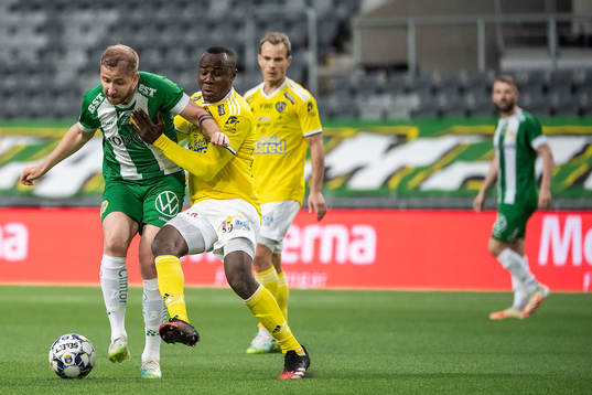 Hammarbys Darijan Bojanic och Falkenbergs Nsima Peter