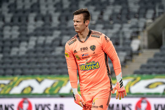 Falkenbergs målvakt Viktor Noring lämnar planen skadad