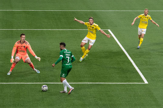 Hammarbys Imad Khalili utmanar Falkenbergs målvakt Viktor