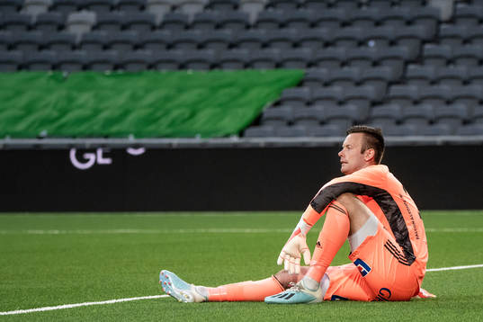 Falkenbergs målvakt Viktor Noring har ont