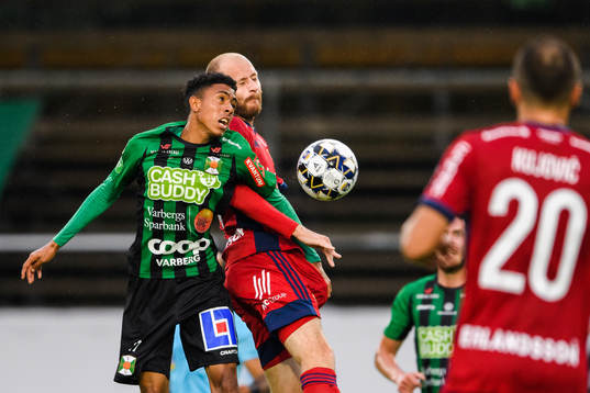 Varbergs Robin Tranberg och Djurgårdens Curtis Edwards