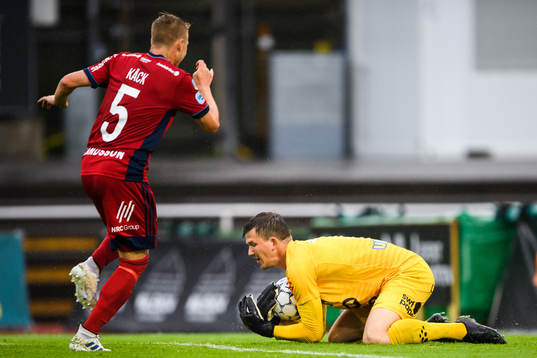 Djurgårdens Elliot Käck oroar framför Varbergs målvakt