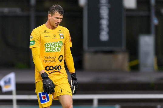 Varbergs målvakt August Strömberg deppar