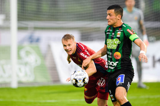 Djurgårdens Jonathan Augustinsson och Varbergs Astrit