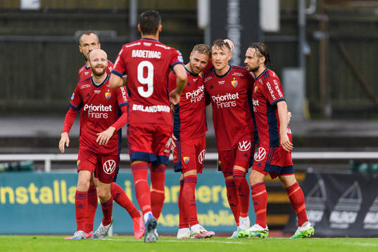 Djurgårdens Fredrik Ulvestad jublar med lagkamrater