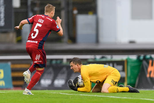 Varbergs målvakt August Strömberg och Djurgårdens Elliot