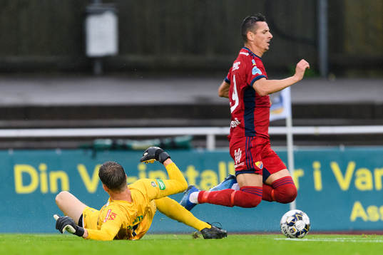 Varbergs målvakt August Strömberg fäller Djurgårdens