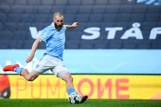 Malmö FFs Jo Inge Berget gör 1-0 på straff