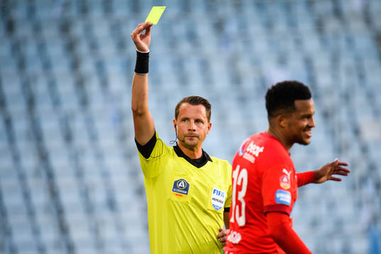 Helsingborgs Martin Olsson får en varning av domare