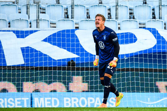 Malmö FFs målvakt Johan Dahlin reagerar
