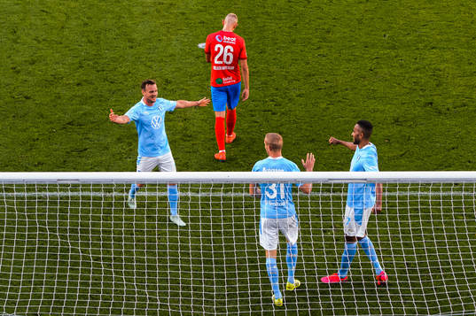 Malmö FFs Eric Larsson och Isaac Kiese Thelin jublar med