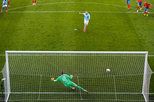 Malmö FFs Jo Inge Berget gör 1-0 på straff bakom