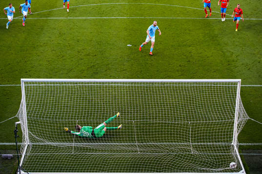 Malmö FFs Jo Inge Berget gör 1-0 på straff bakom